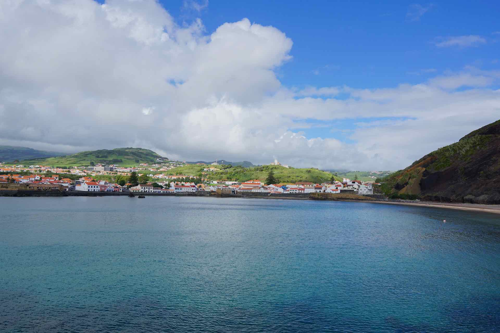 La Bahía de Porto Pim, la ciudad de Horta al fondo y la playa de Porto Pim a la derecha